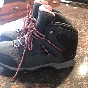 Hi-tec waterproof mountain boots 🥾